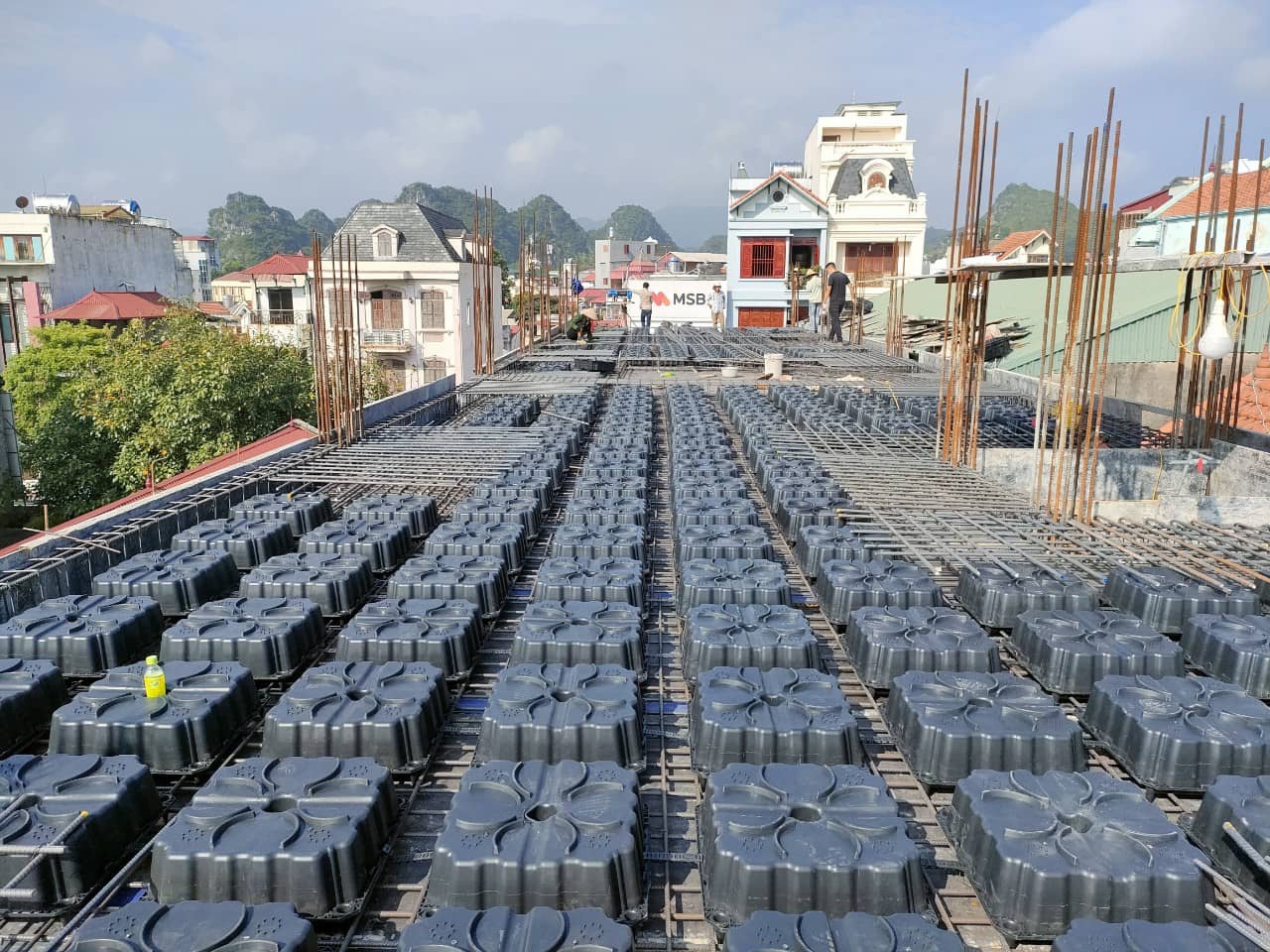 Một công trình nhà chung cư sử dụng công nghệ xây dựng sàn hộp giúp sàn dày hơn, giảm được phần nào tiếng động.